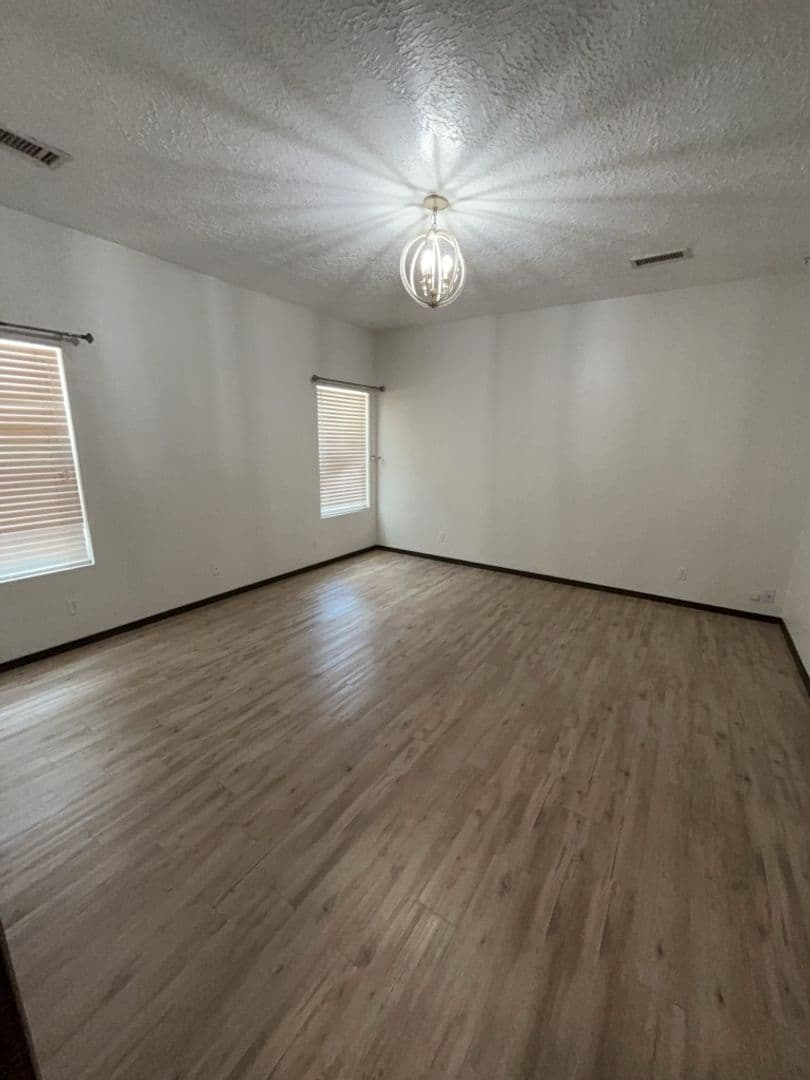 Los Lunas House: 429 Tome Hill Ave SE