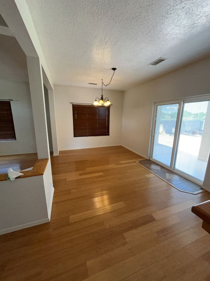Los Lunas House: 429 Tome Hill Ave SE