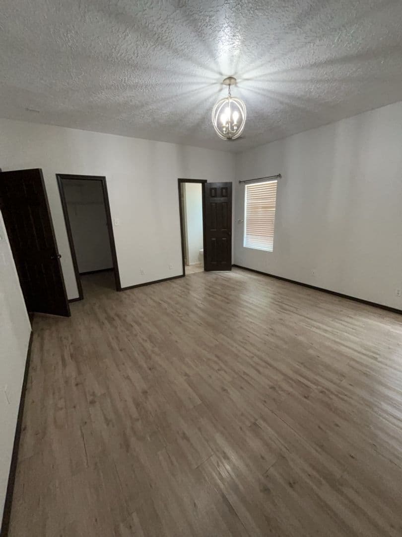 Los Lunas House: 429 Tome Hill Ave SE