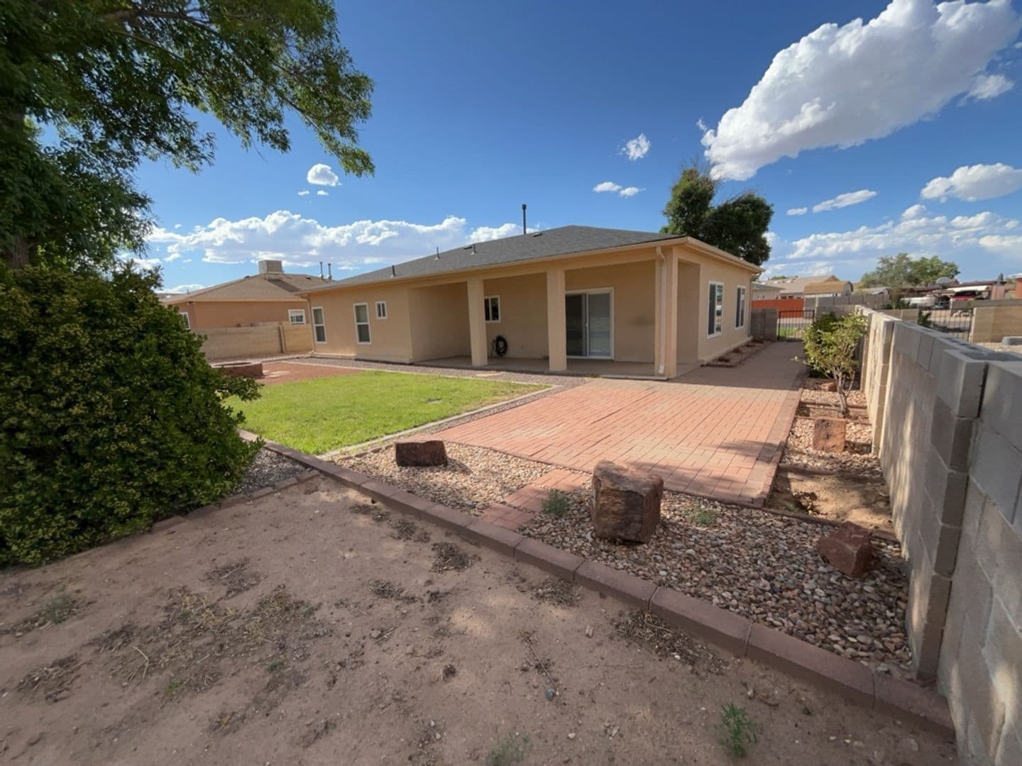 Los Lunas House: 429 Tome Hill Ave SE