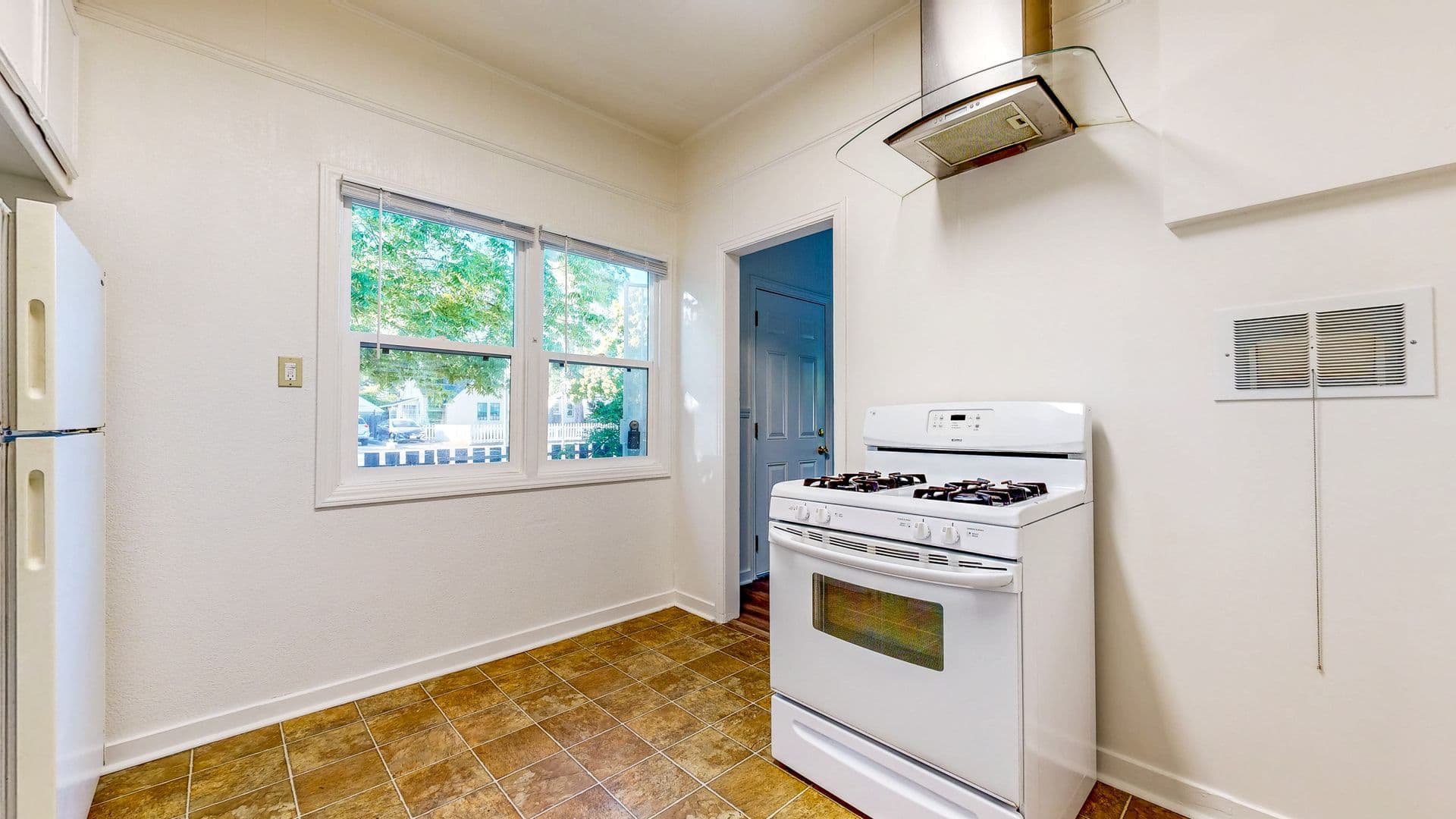 Santa Rosa Apartment: 1428-1430 Sonoma Avenue