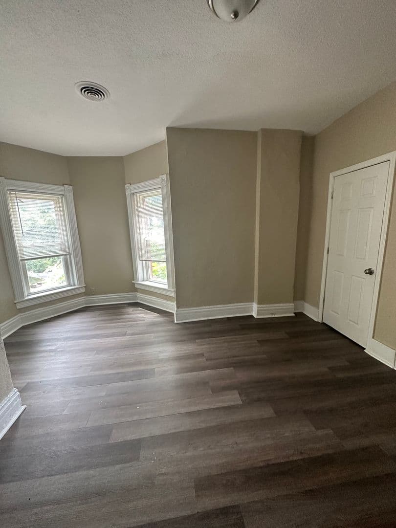Kansas City Apartment: 814 Elmwood Ave