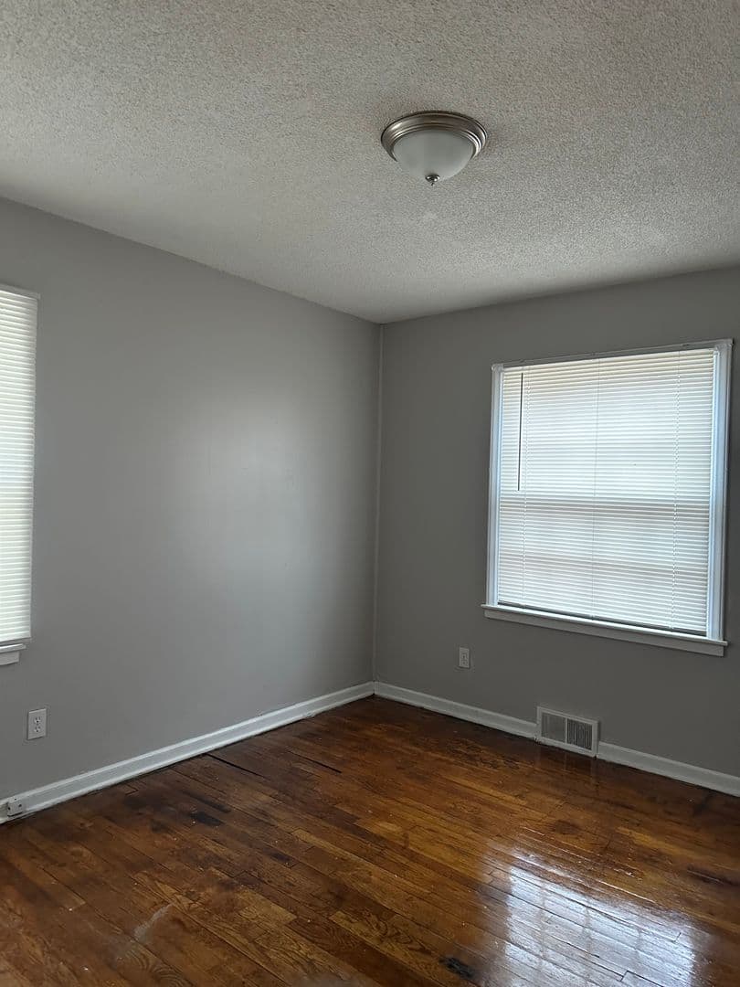 Kansas City House: 1456 E 76th Ter