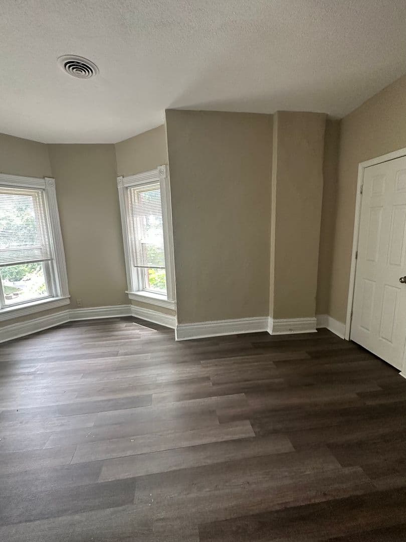 Kansas City Apartment: 814 Elmwood Ave