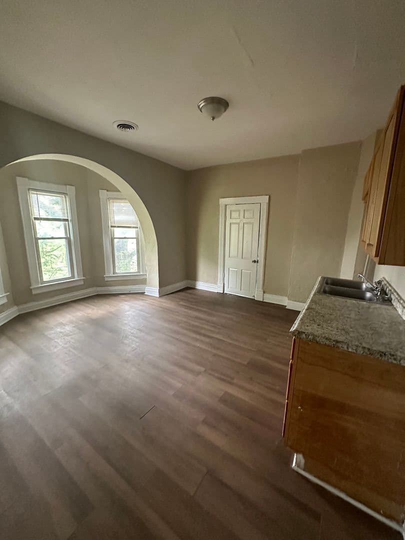 Kansas City Apartment: 814 Elmwood Ave