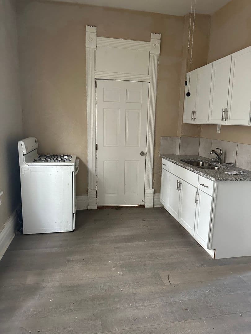 Kansas City Apartment: 814 Elmwood Ave