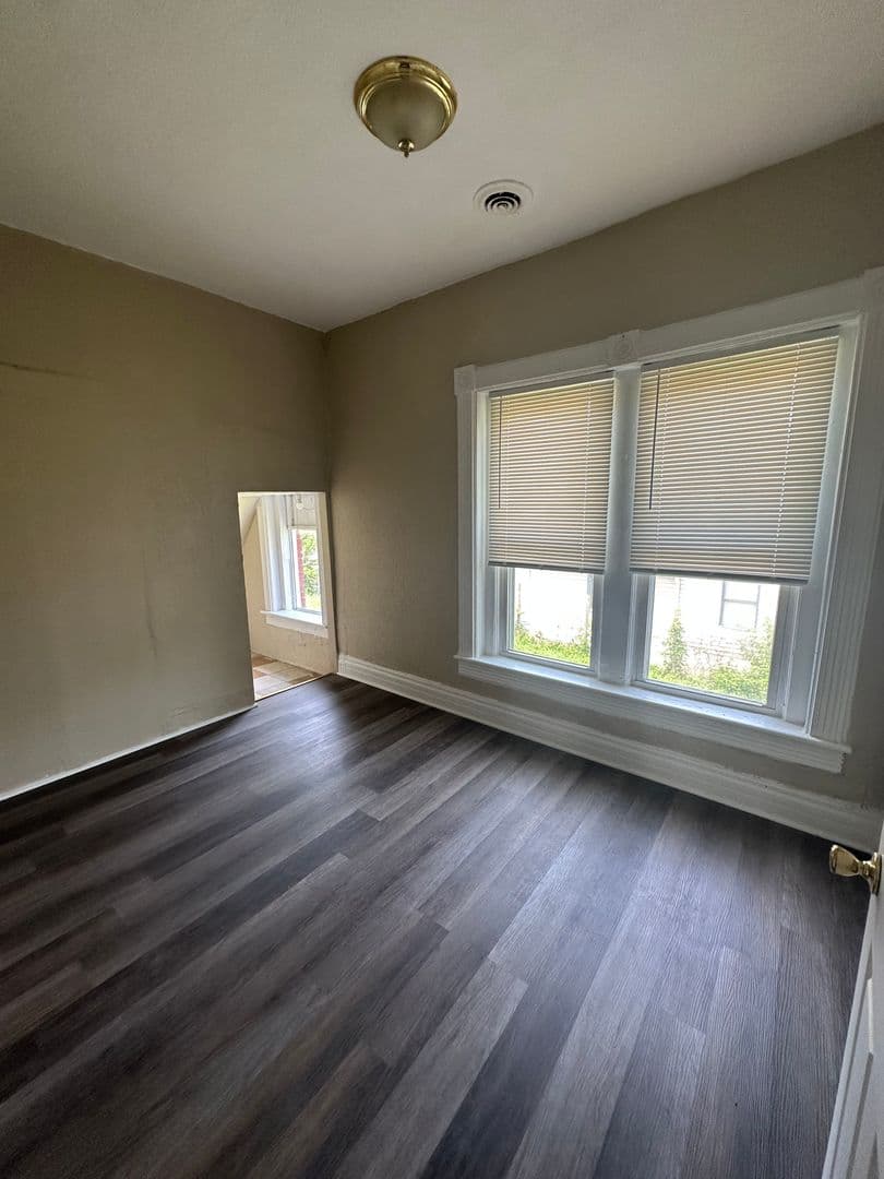 Kansas City Apartment: 814 Elmwood Ave
