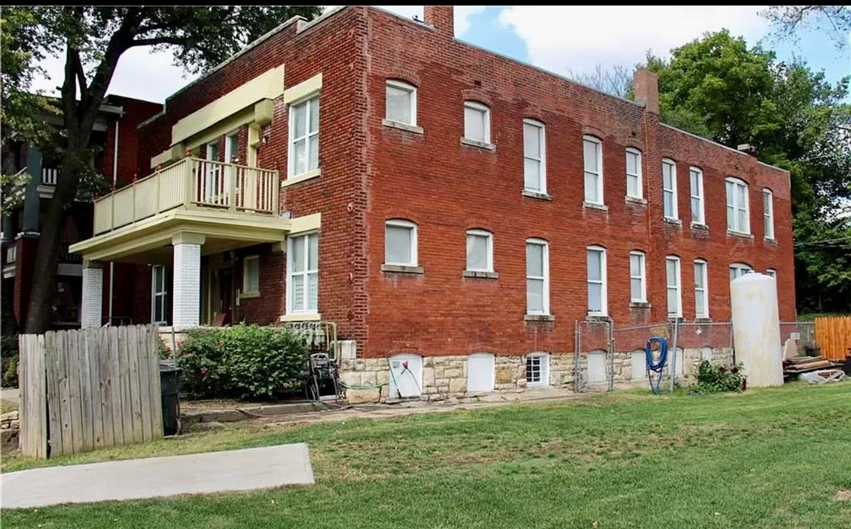 Kansas City Apartment: 3220 E 10th St