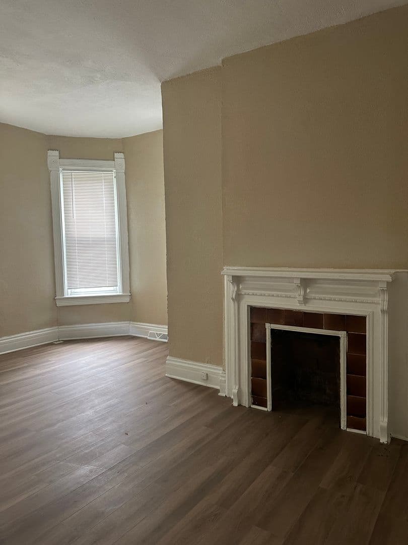 Kansas City Apartment: 814 Elmwood Ave