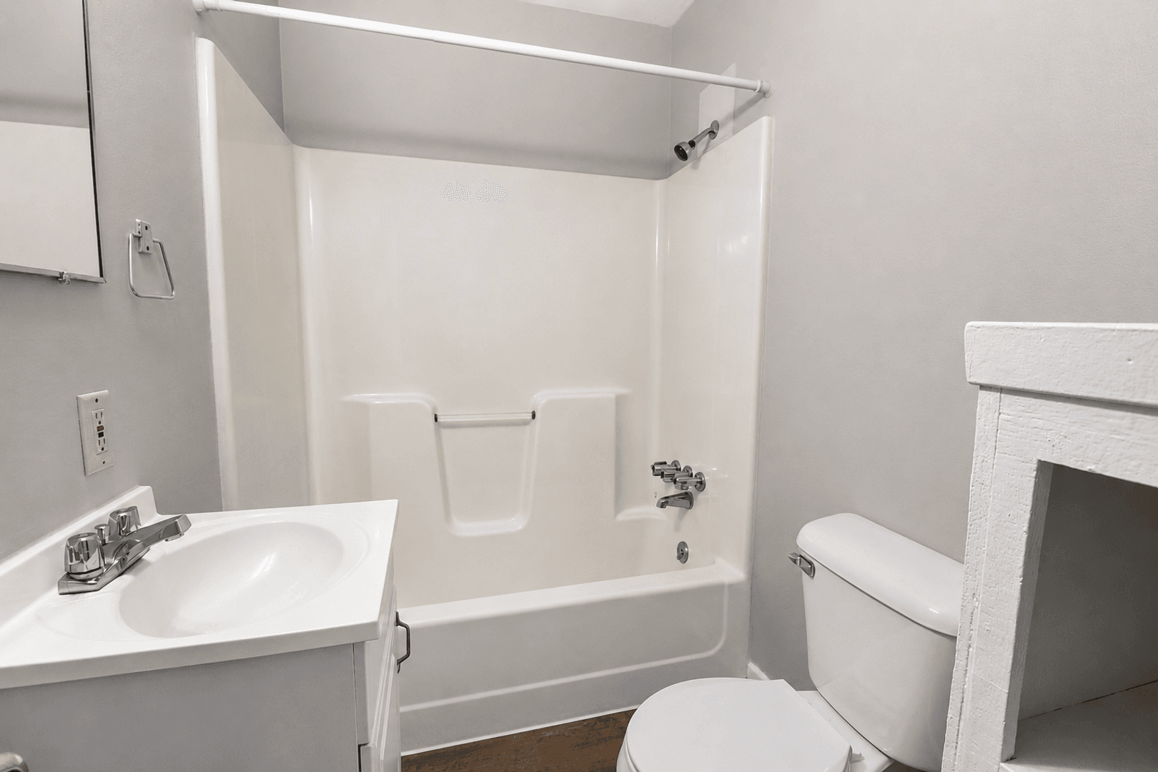 Jamestown Apartment: 222 Chapman Road