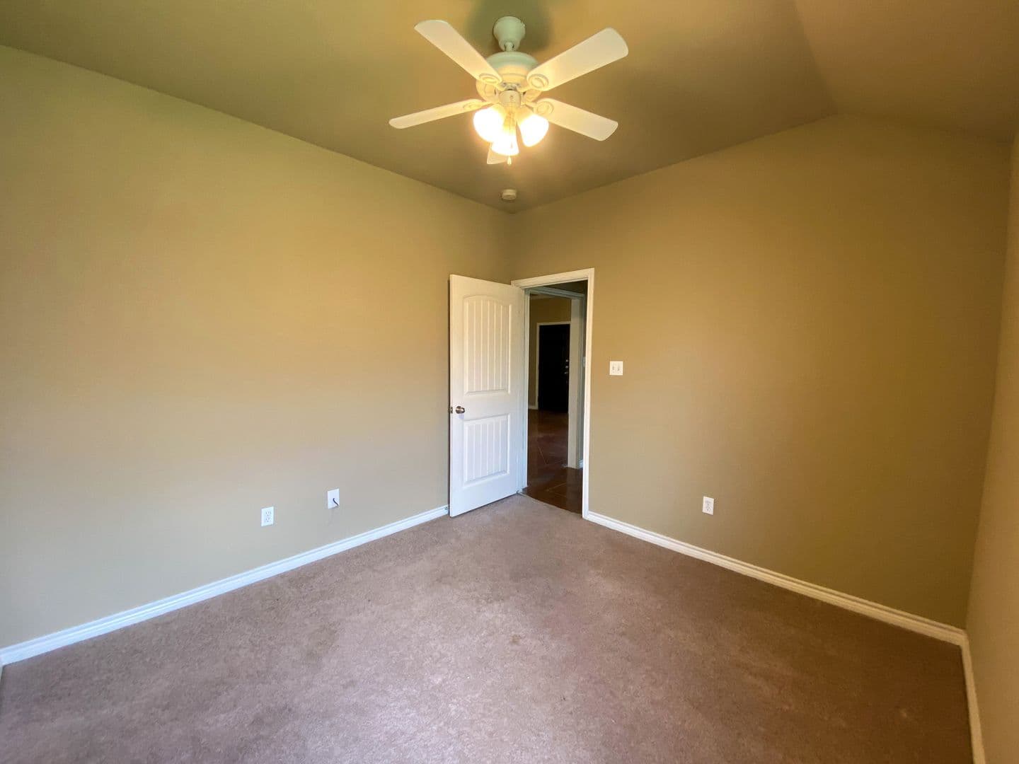 Robinson Apartment: 3024 Beauford