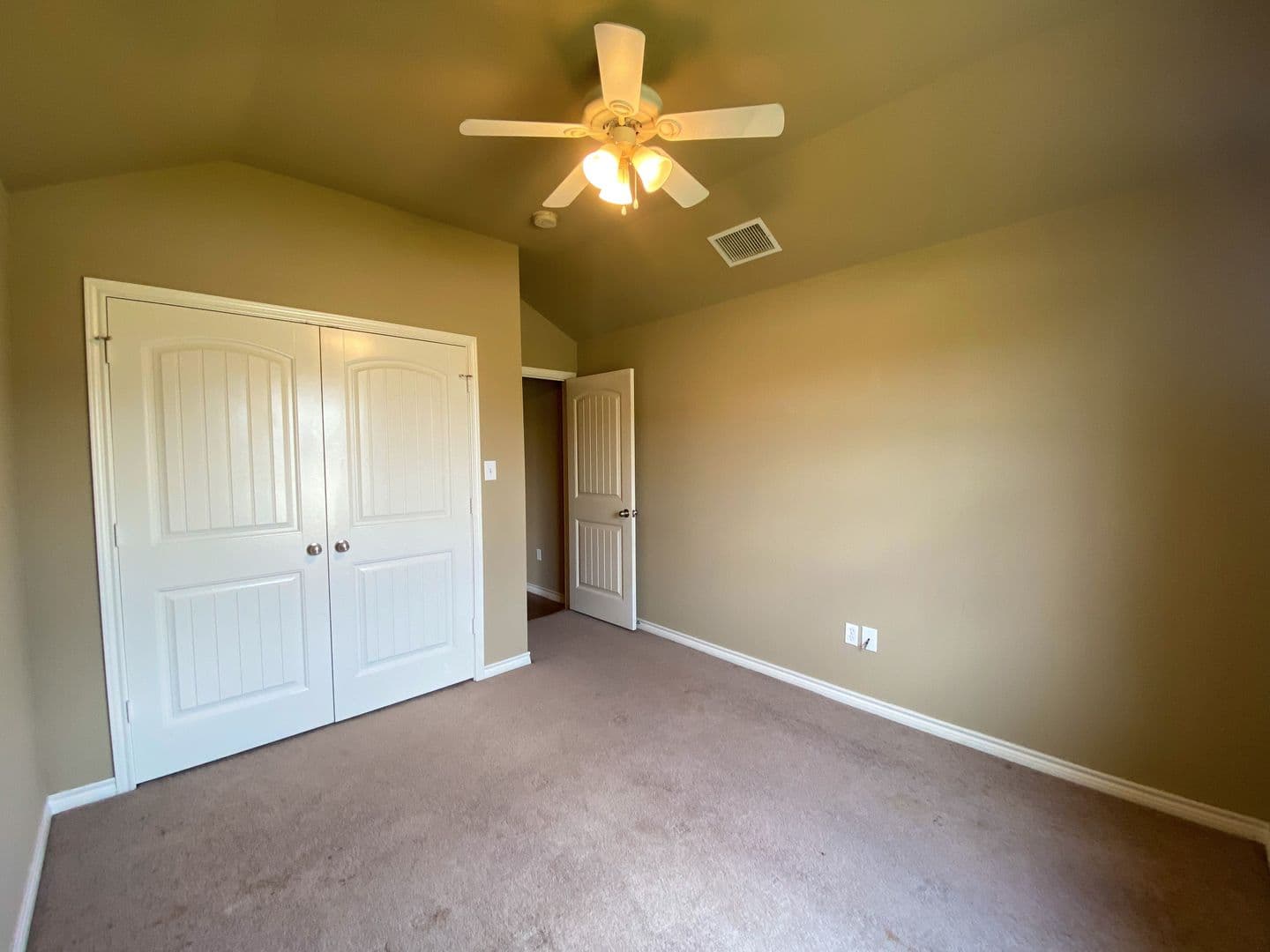 Robinson Apartment: 3024 Beauford