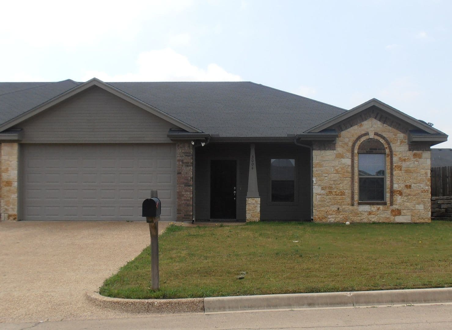 Robinson Apartment: 3040 Breton