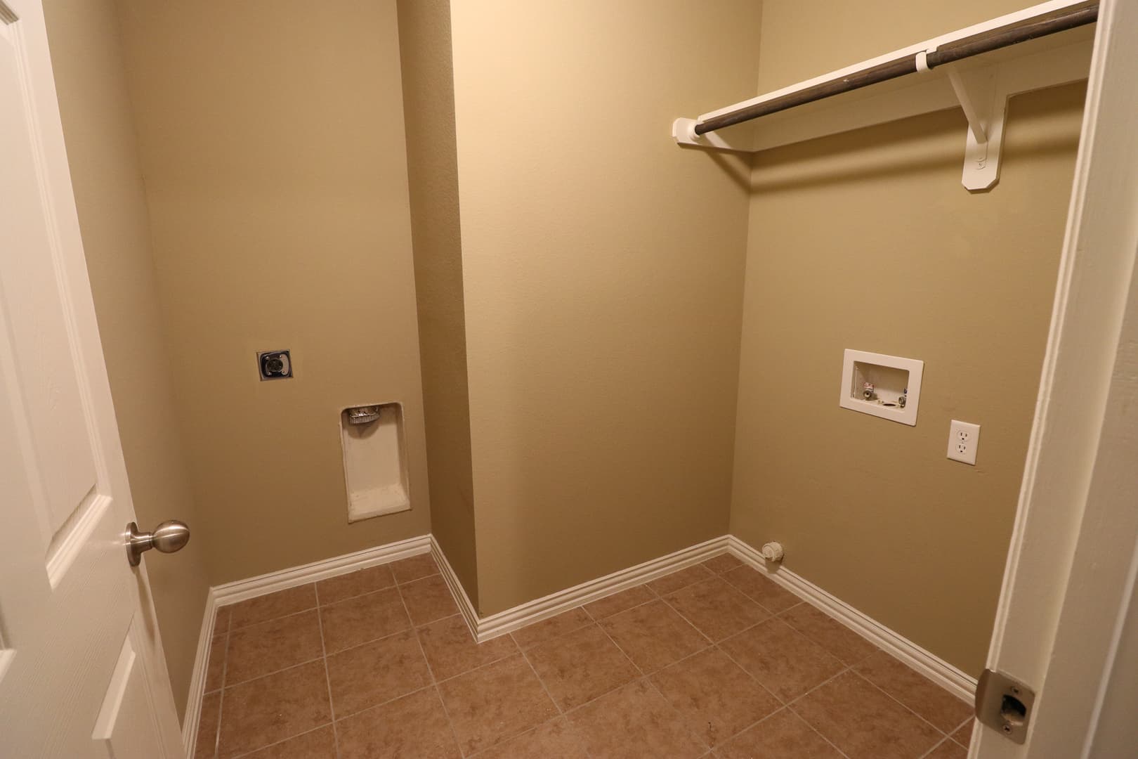 Robinson Apartment: 3001 Breton Street