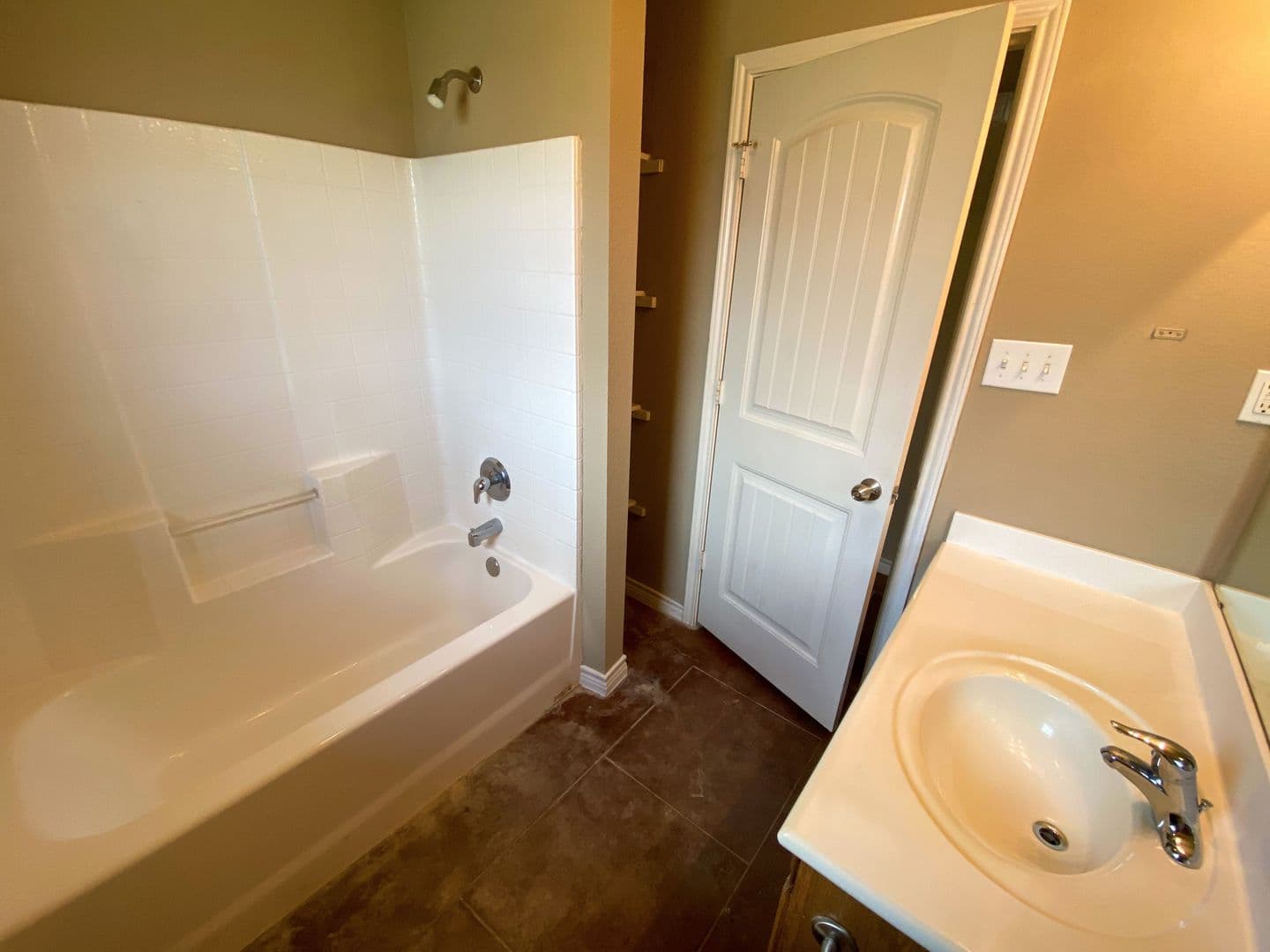 Robinson Apartment: 3024 Beauford