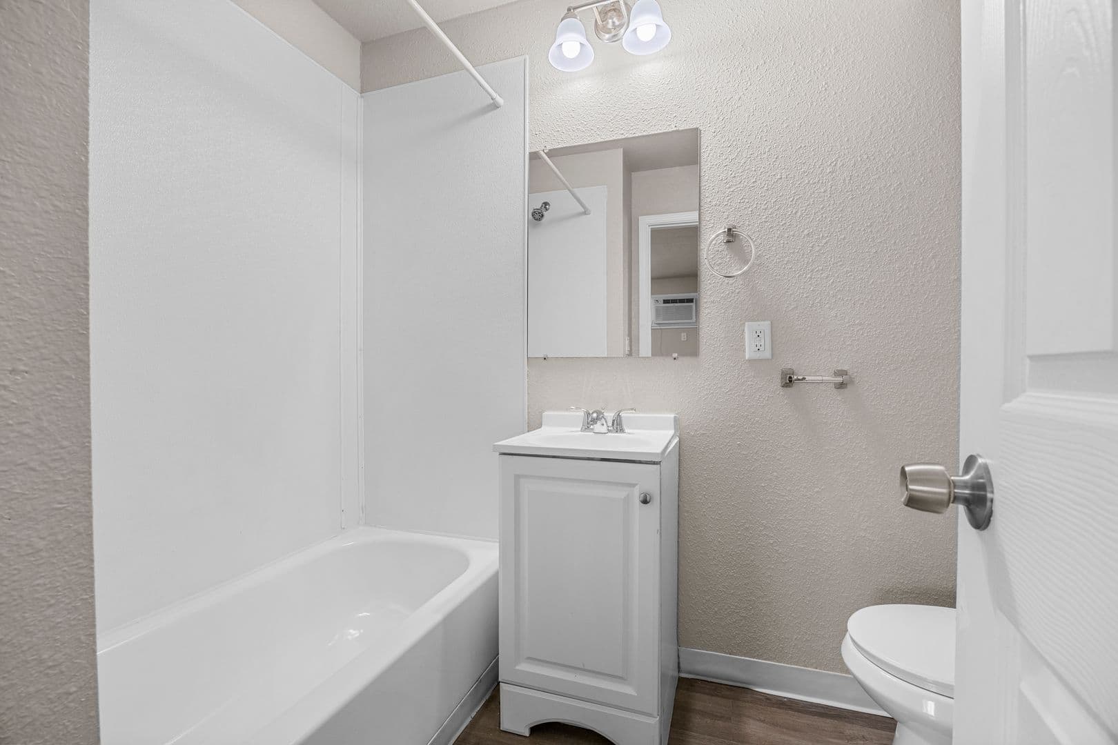 Des Moines Apartment: 2413 24th St