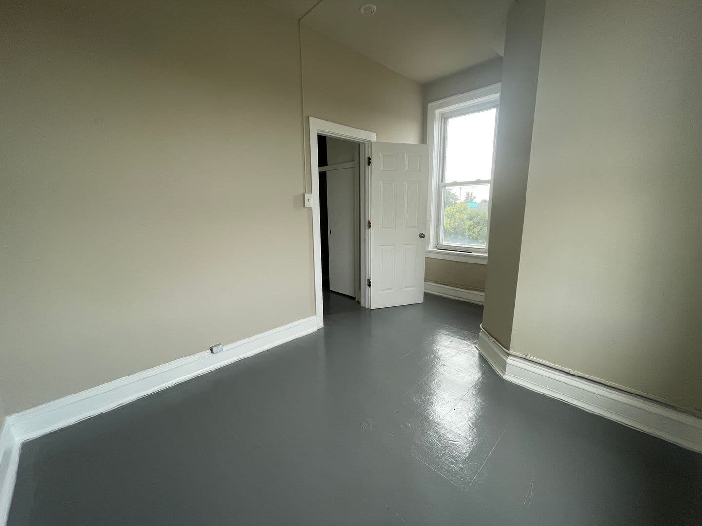 Hampton Apartment: 205 1st St NW