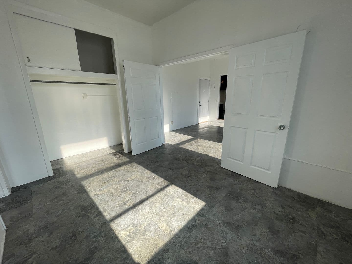 Hampton Apartment: 205 1st St NW