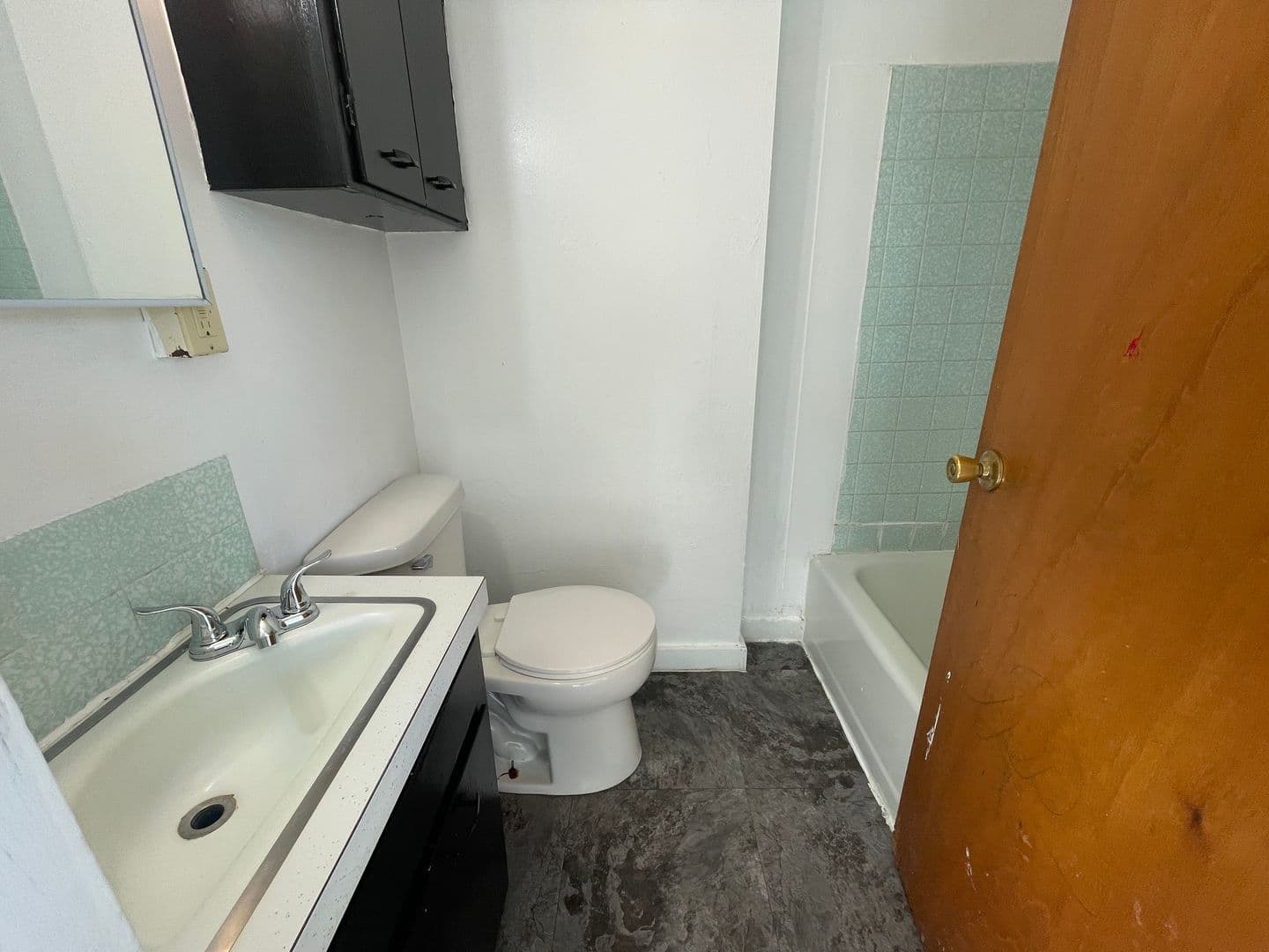 Hampton Apartment: 205 1st St NW