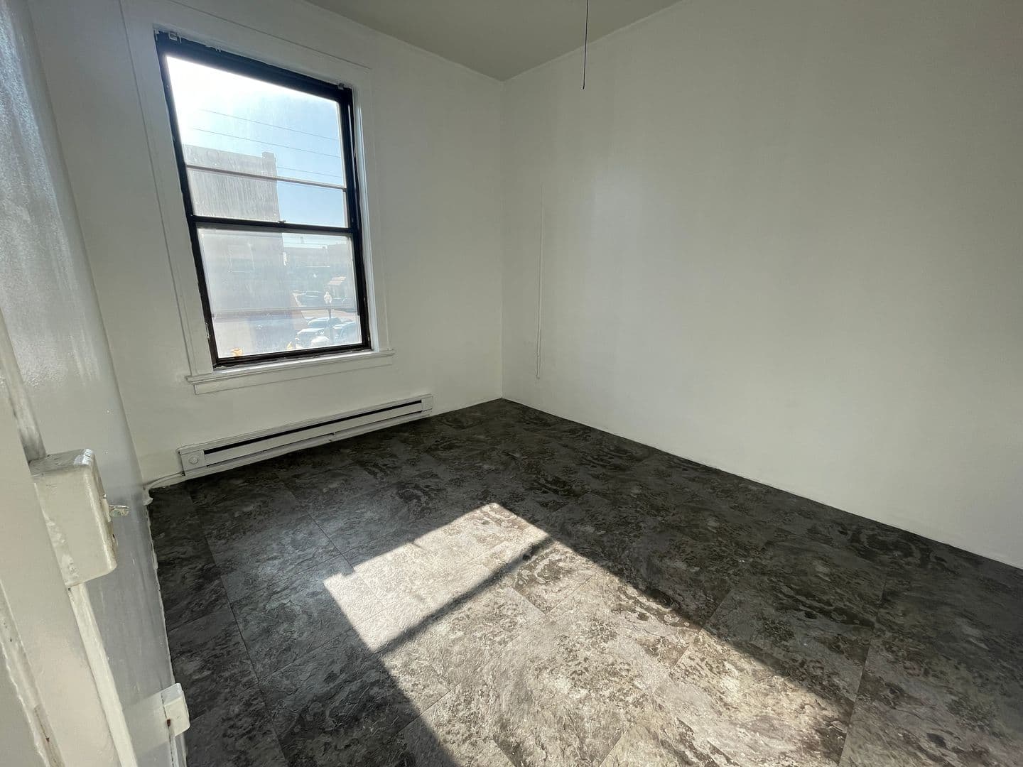 Hampton Apartment: 205 1st St NW