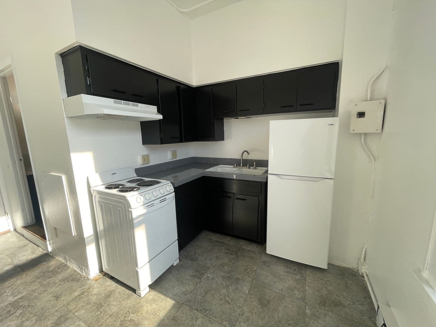 Hampton Apartment: 205 1st St NW