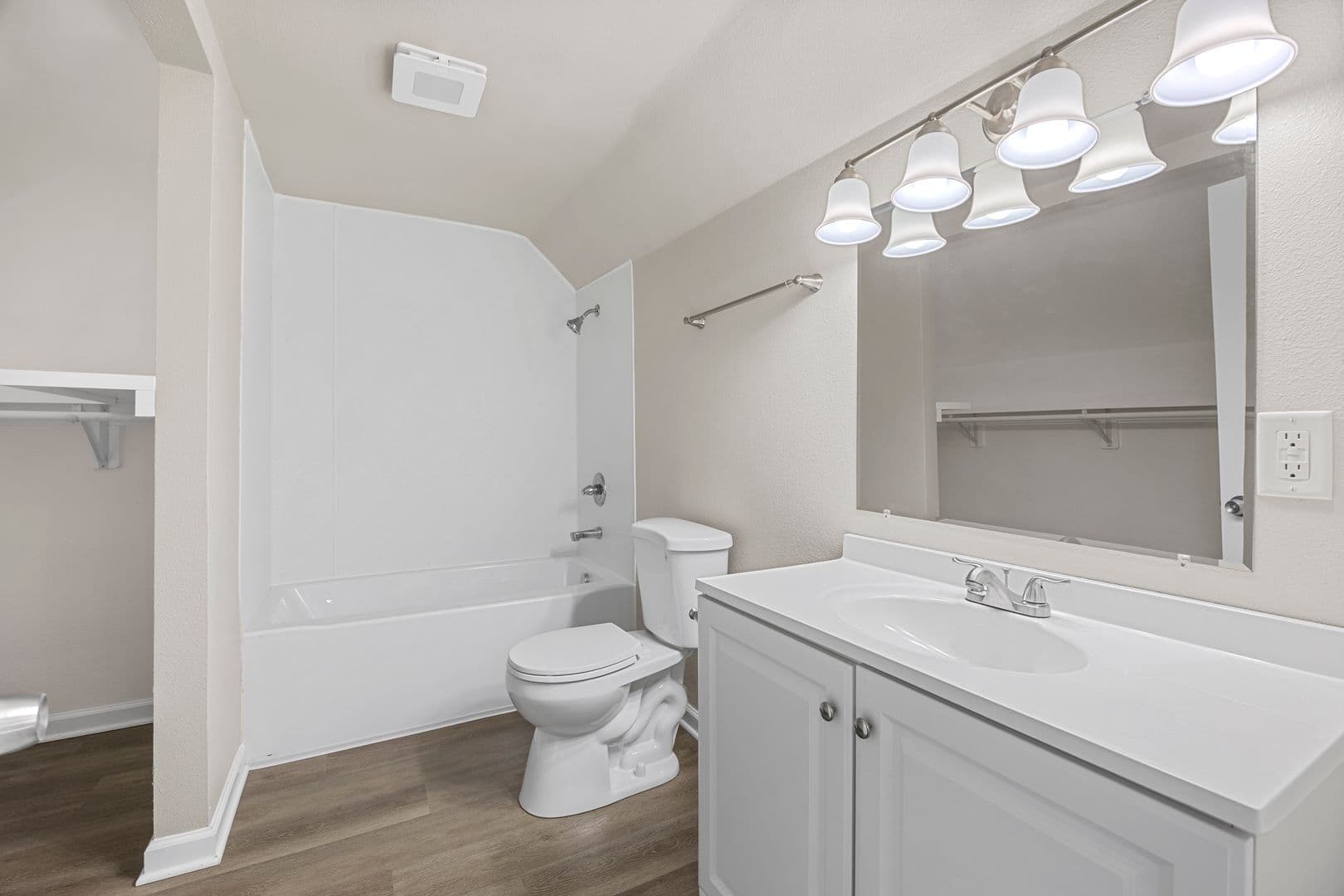 Indianola House: 509 W 2nd Ave