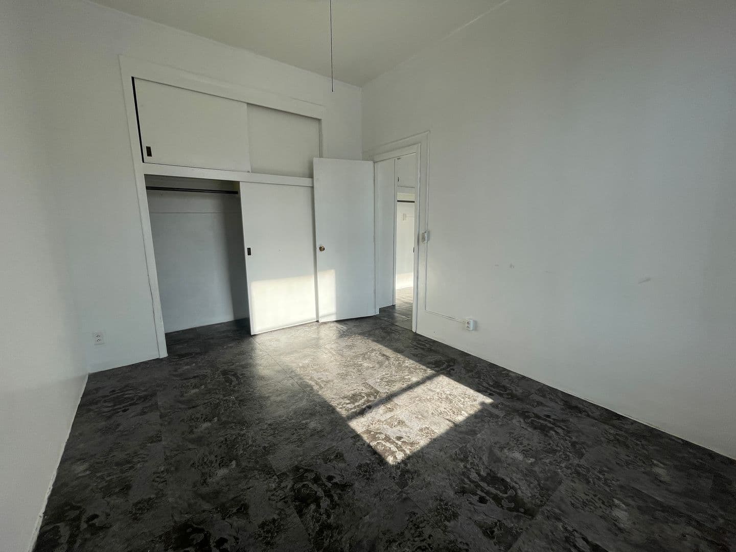Hampton Apartment: 205 1st St NW