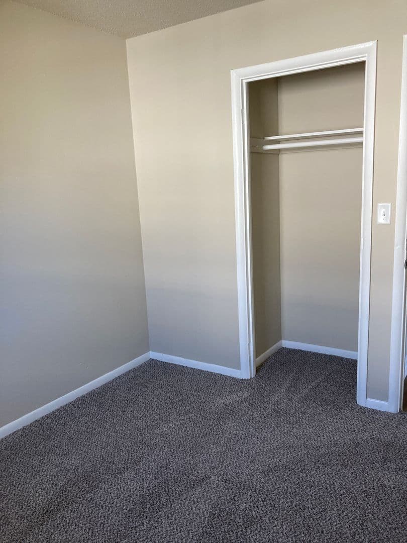 Des Moines Apartment: 2413 24th St