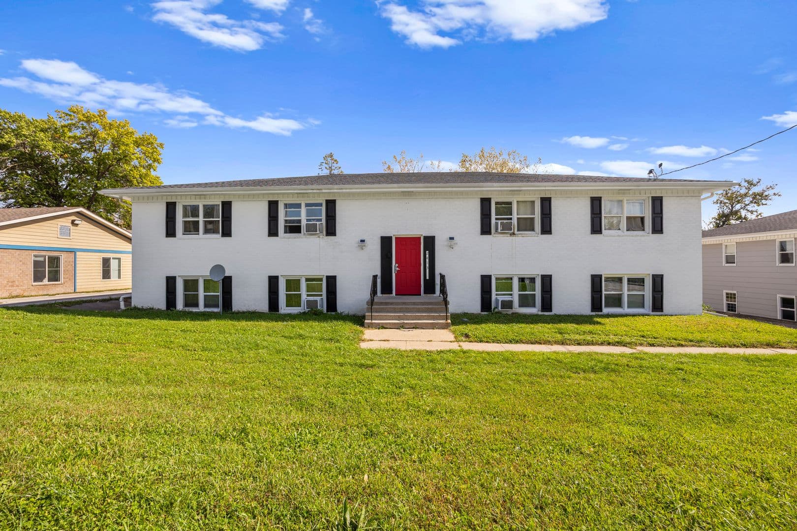 Des Moines Apartment: 2413 24th St