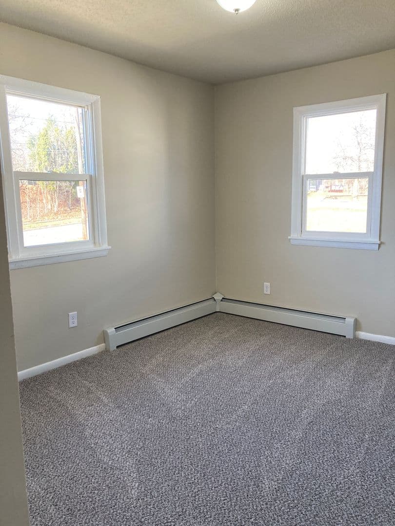 Des Moines Apartment: 2413 24th St