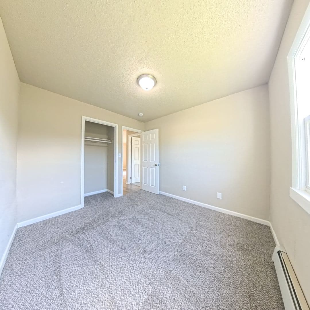 Des Moines Apartment: 2413 24th St