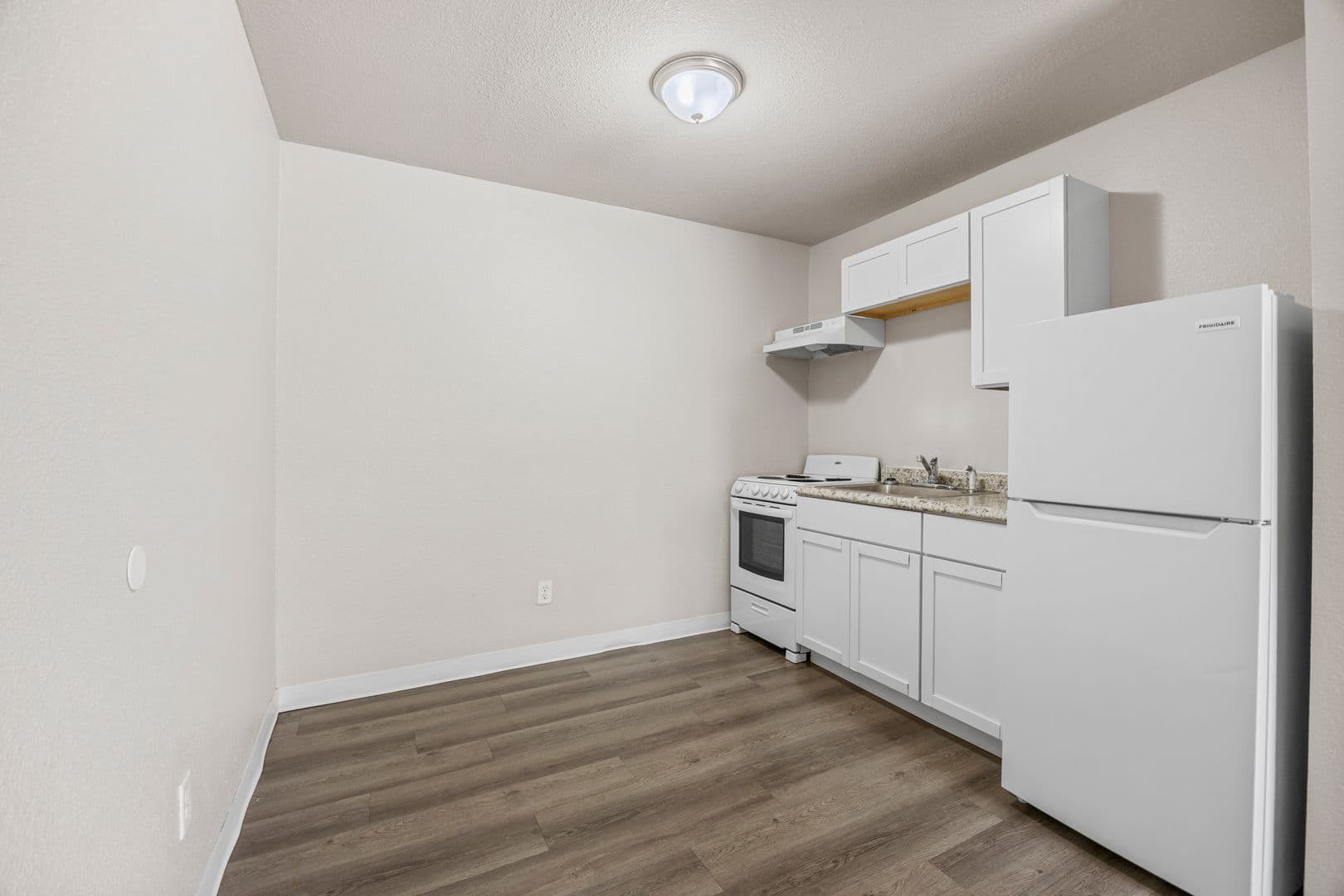 Des Moines Apartment: 2413 24th St