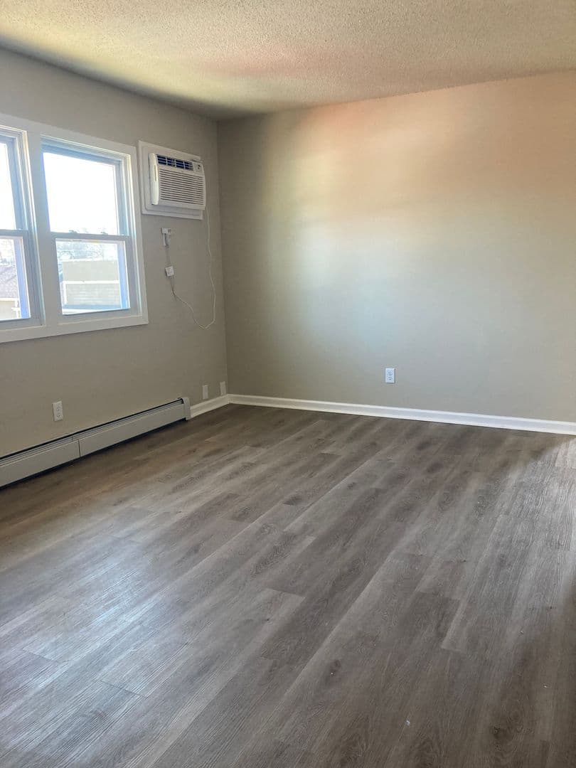 Des Moines Apartment: 2413 24th St