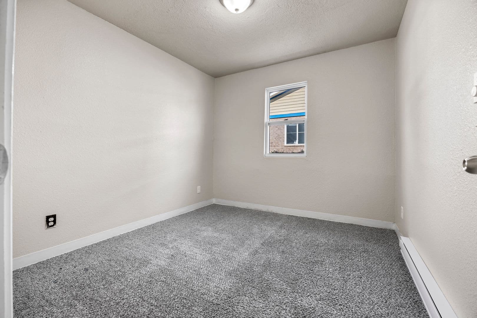 Des Moines Apartment: 2413 24th St