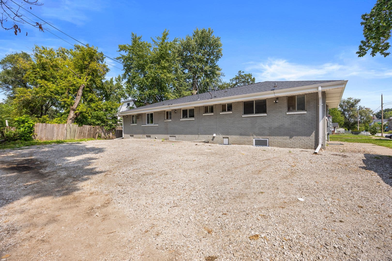 Des Moines Apartment: 1800 9th St