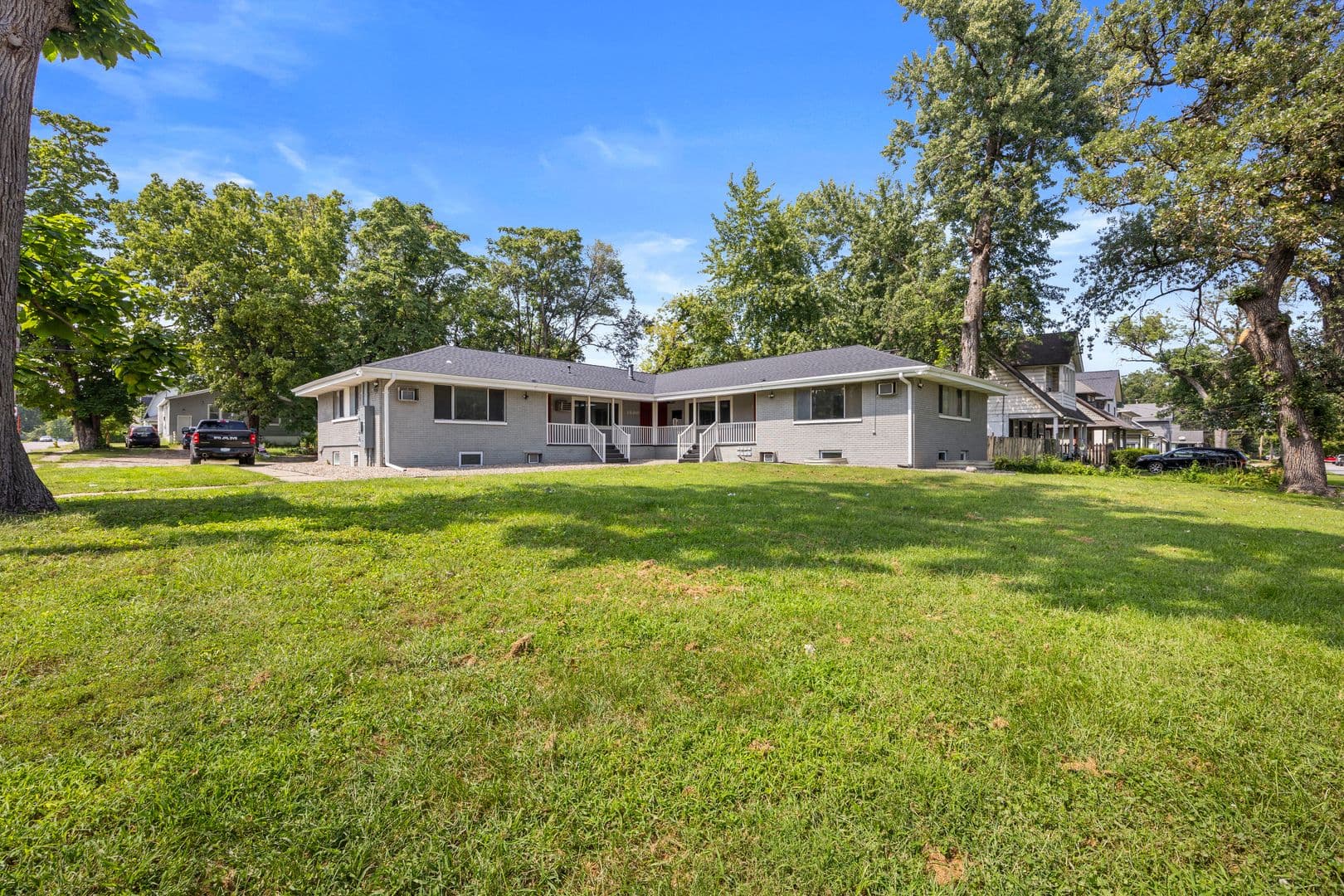 Des Moines Apartment: 1800 9th St