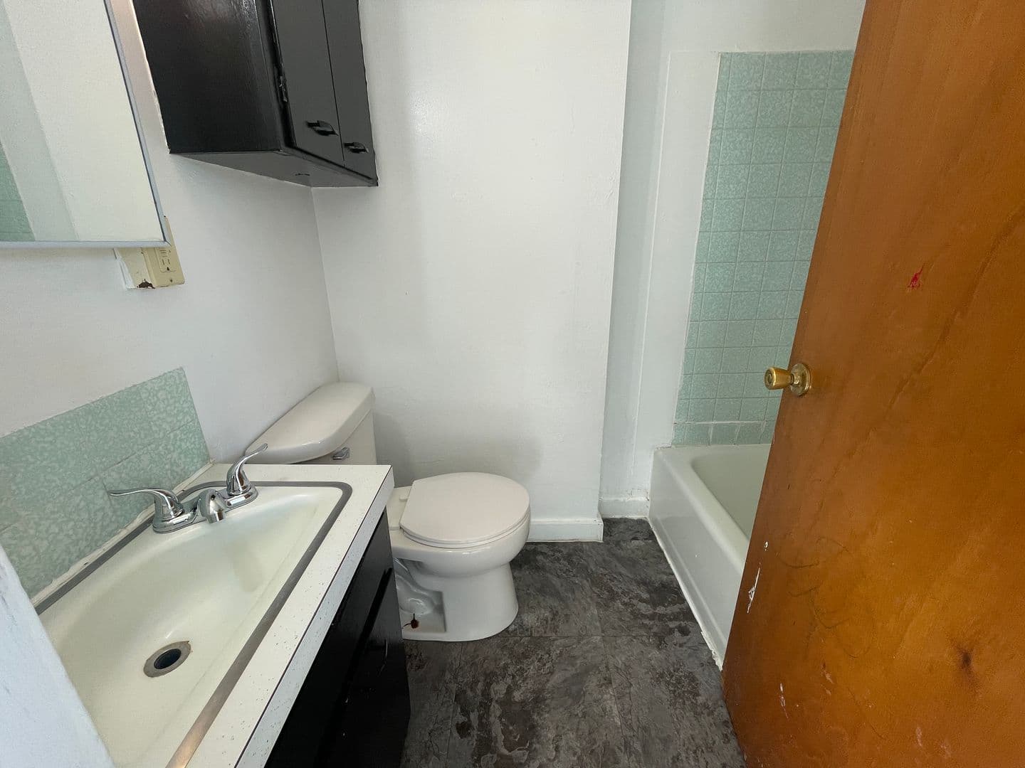 Hampton Apartment: 205 1st St NW