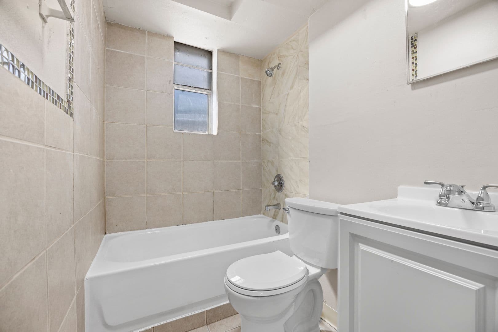 Des Moines Apartment: 1800 9th St
