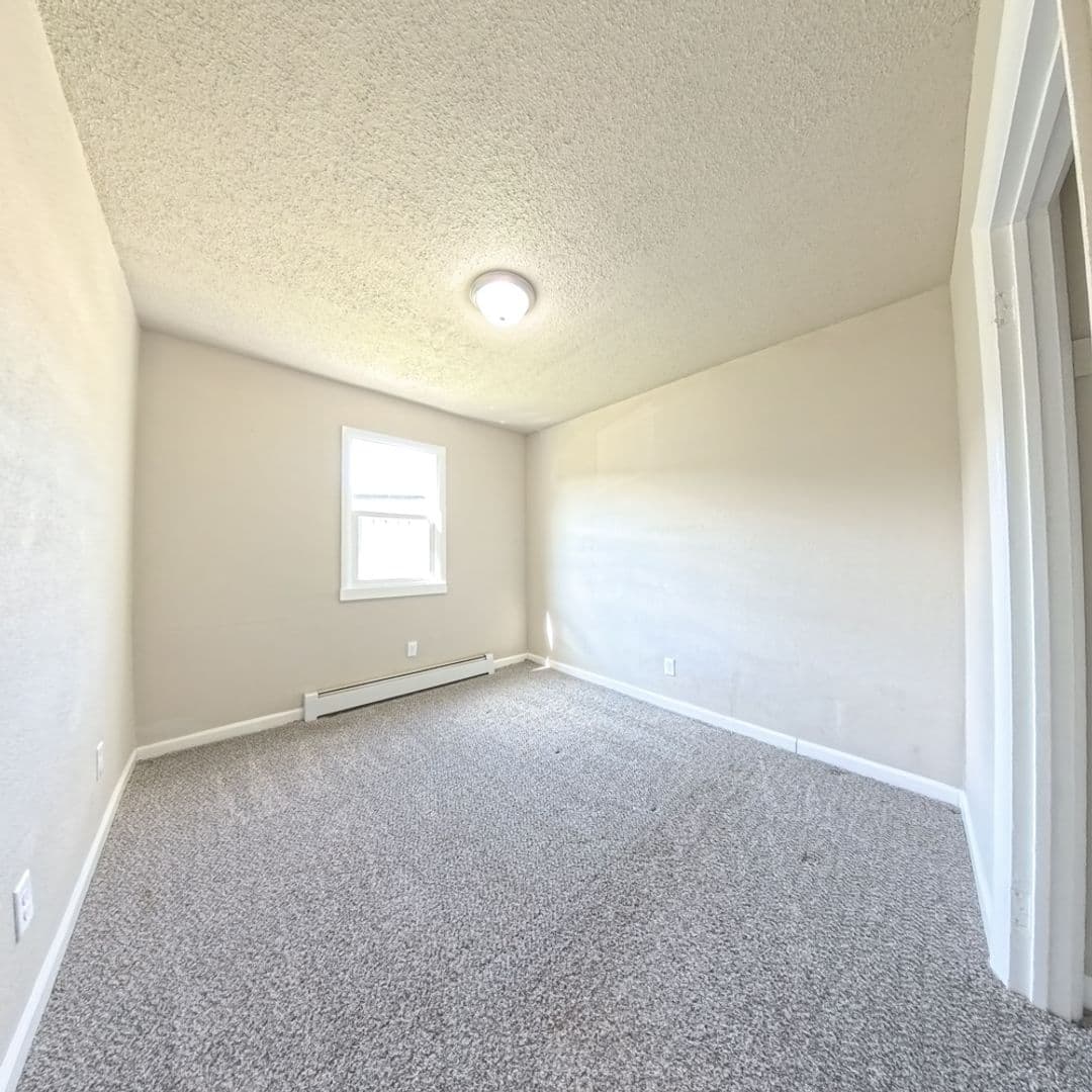Des Moines Apartment: 2413 24th St