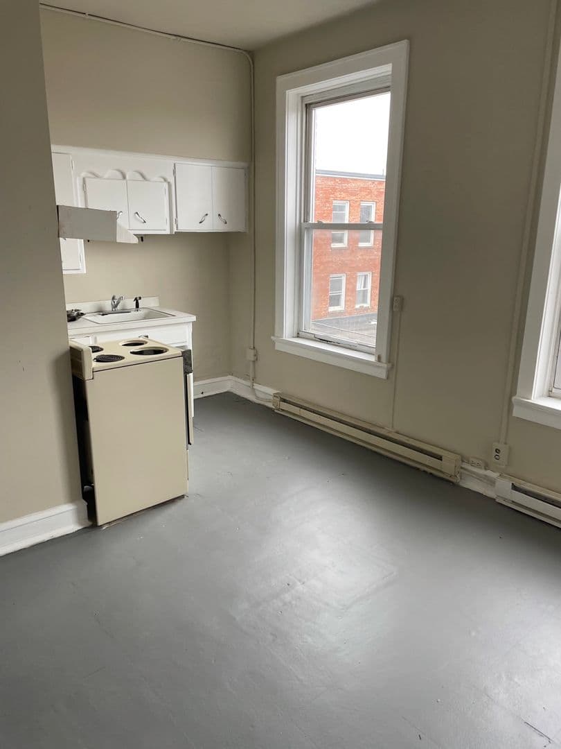 Hampton Apartment: 205 1st St NW