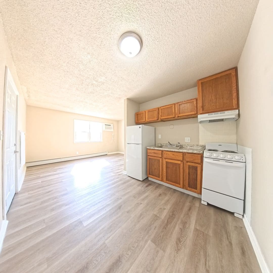 Des Moines Apartment: 2413 24th St