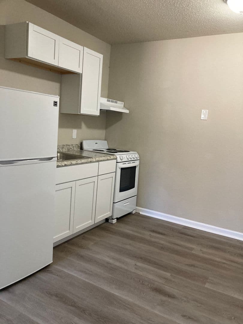 Des Moines Apartment: 2413 24th St