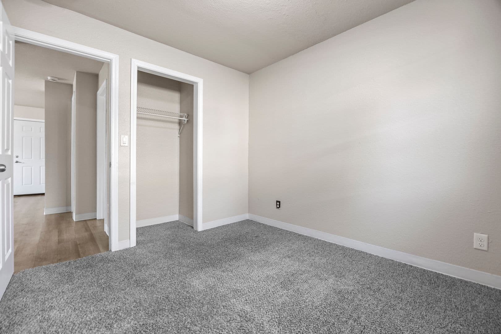 Des Moines Apartment: 2413 24th St