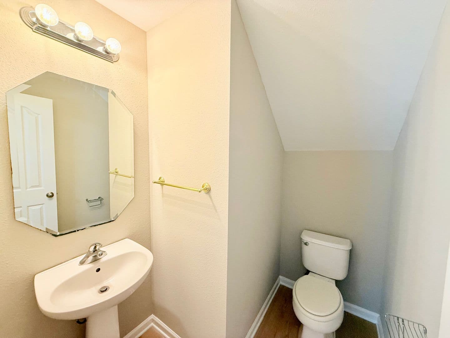 Charlotte House: 2219 Gooseberry Rd