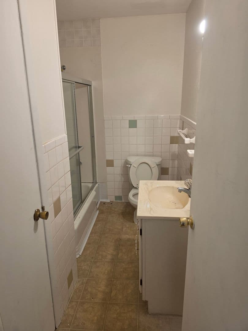 Belleville House: 4408 W Washington St