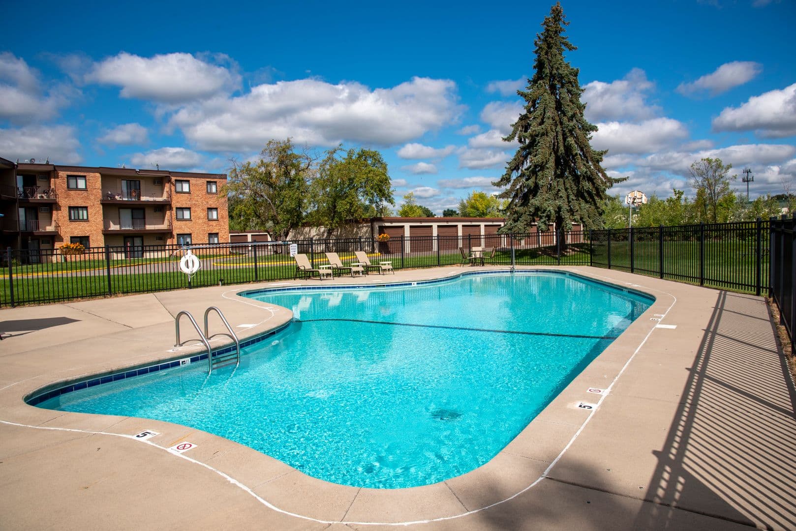 New Hope Apartment: 7700 49th Avenue N