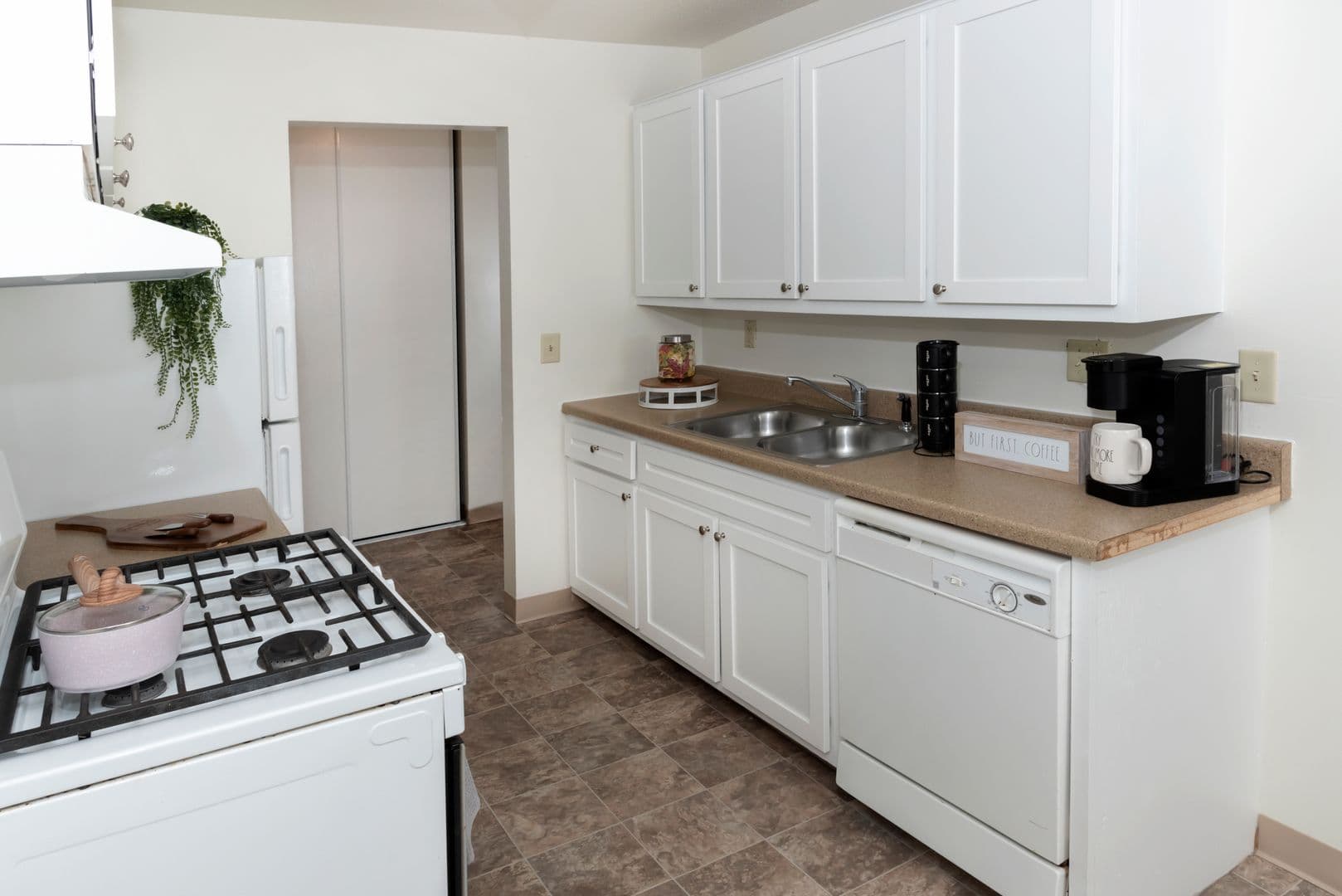 New Hope Apartment: 7700 49th Avenue N