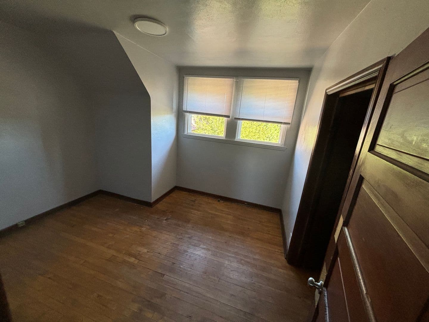 Cherokee Apartment: 729 W Cedar St