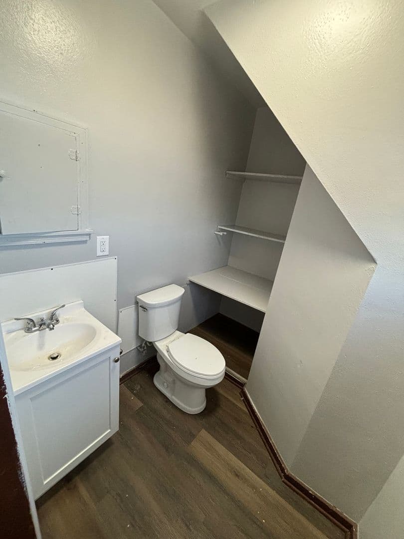 Cherokee Apartment: 729 W Cedar St