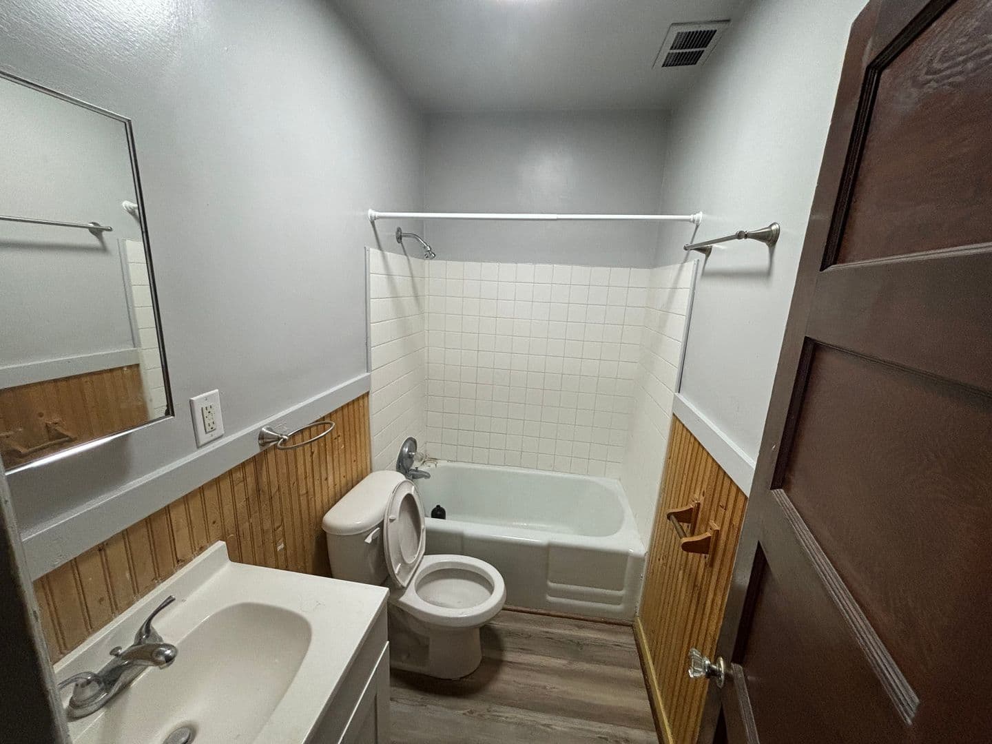 Cherokee Apartment: 729 W Cedar St